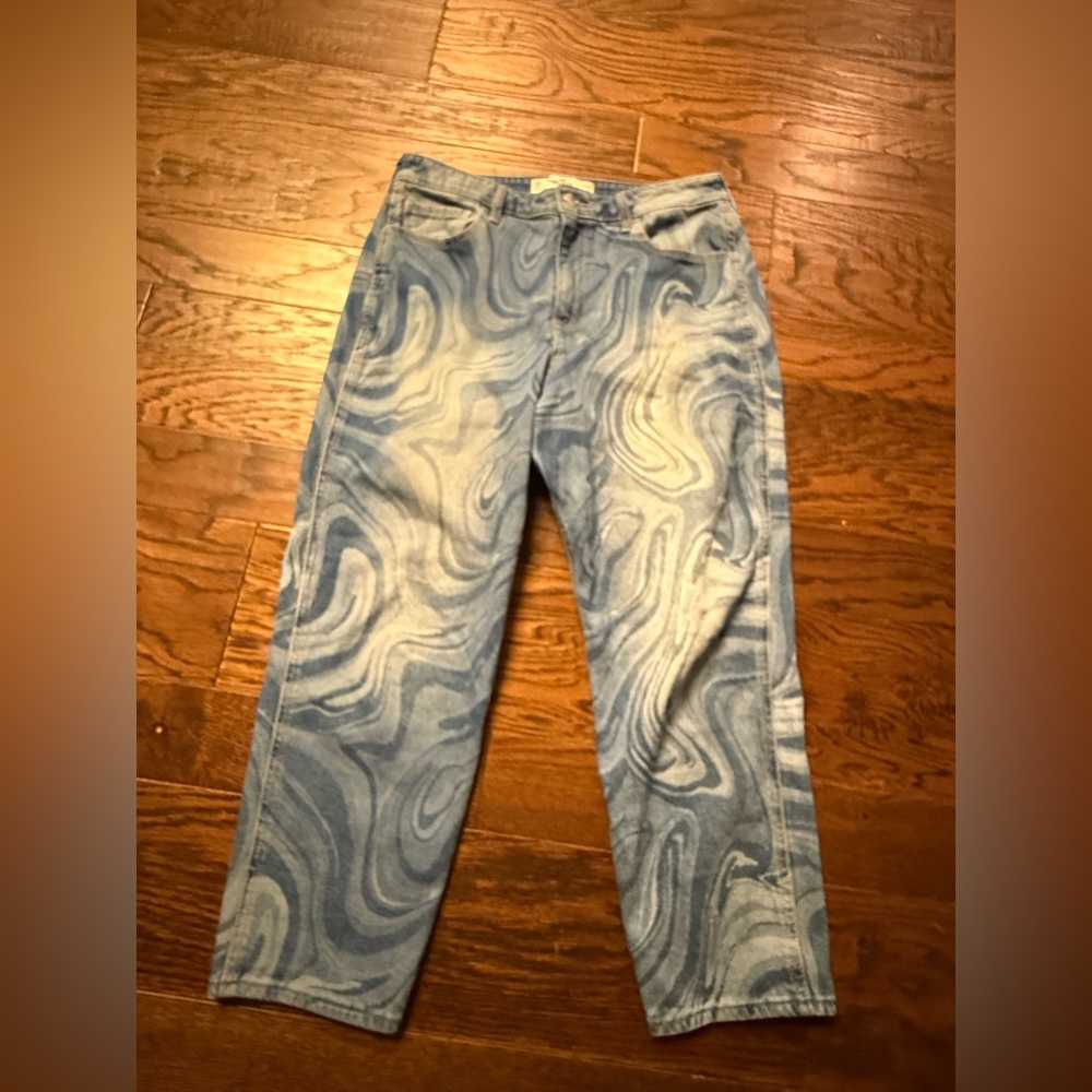 Hollister unique Blue Swirl Pattern jeans size 31 by 25 length cropped look